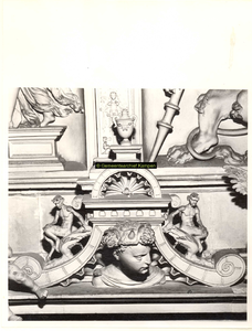 F001584 Detailfoto van een ornament met een mannenhoofd aan weerszijden geflankeerd door een faun (demon, half man - ...