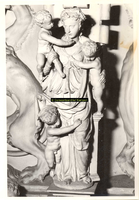 F001582 Detailfoto van het gehele ornament Charitas (Liefde) in het midden van de zandstenen schouw in de Schepenzaal ...