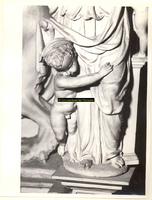 F001581 Detailfoto van een cupido die zich vasthoudt aan het ornament Charitas (Liefde) in het midden van de zandstenen ...