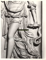 F001579 Detailfoto van een ornament Prudentia (Voorzichtigheid), een vrouwenfiguur met een slang in de linkerhand, dat ...