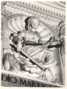 F001578 Detailfoto van een ornament de oorlogsgod Mars wordt overwonnen dooe het zwaard van de Gerechtigheid, dat ...
