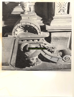 F001577 Detailfoto van een ornament met bebaarde man aan de smalle linker zijkant van de schouw, de voorstelling maakt ...