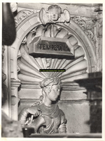 F001576 Detailfoto van het vrouwenfiguur Temperatia (Gematigdheid), één van de vier deugden, dit ornament is geplaatst ...