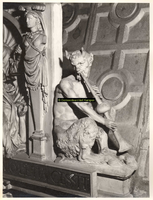 F001575 Detailfoto van het ornament de fluitspelende demon, half man, half bok, rechts naast de allegorie op de ...