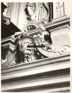 F001573 Detailfoto van een ornament met bebaarde man aan de smalle linker zijkant van de schouw, de voorstelling maakt ...