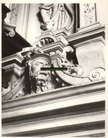 F001573 Detailfoto van een ornament met bebaarde man aan de smalle linker zijkant van de schouw, de voorstelling maakt ...