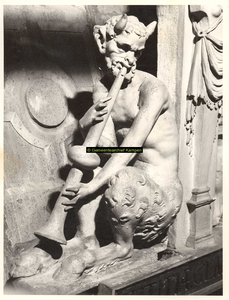 F001571 Detailfoto van de fluitspelende demon, half man, half bok links van de allegorie op de regering van de keizer ...
