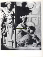 F001570 Detailfoto van het ornament de fluitspelende demon, half man, half bok, rechts naast de allegorie op de ...