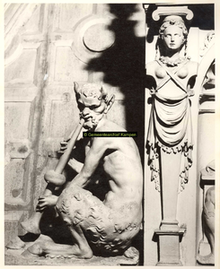 F001569 Detailfoto van het ornament de fluitspelende demon, half man, half bok, links naast de allegorie op de regering ...