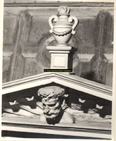 F001568 Detailfoto van een vaasornament en een mannenhoofd boven de allegorie op de regering van de keizer in het ...