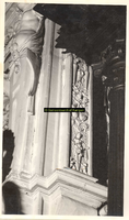 F001566 Detailfoto van een ornament met arabesken en bloemmotieven aan de rechterzijde van de schouw, naast het ...