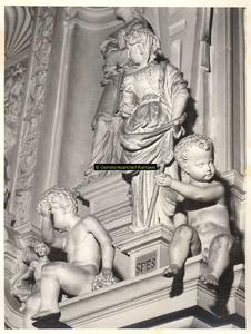 F001565 Detailfoto van het vrouwenfiguur Spes (de hoop) met twee cherubijntjes, op de rechterhoek van de zandstenen ...
