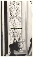 F001564 Detailfoto van een ornament met arabesken en bloemmotieven aan de voorzijde van de schouw, de voorstelling ...