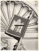 F001562 Detailfoto van het leeuw ornament links van van Charitas aan de voorzijde van de schouw, de leeuw draagt een ...