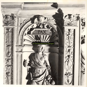 F001561 Detailfoto van de bovenzijde van de voorstelling Pax (Vrede) uitgerust met de hoorn des overvloeds, aan ...