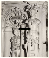 F001560 Aan de rechterzijde van de schouw, de voorstelling van Fortitudo (Kracht), zij omvat met beide handen een ...