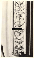 F001559 Detailfoto van de ornamenten met bloemmotieven, arabesken en satyrs aan de rechterzijde van Prudentia ...