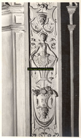 F001558 Detailfoto van de ornamenten met bloemmotieven, arabesken en satyrs aan de rechterzijde van Prudentia ...
