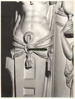 F001557 Detailfoto van het ornament aan de linker voorzijde van de schouw, naast Prudentia (Voorzichtigheid) en boven ...