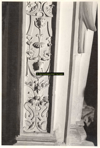 F001555 Detailfoto van het ornament aan de linkerzijde/hoek van de schouw, het onderste gedeelte van het vrouwenfiguur ...