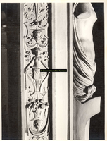 F001554 Detailfoto van het ornament aan de linkerzijde/hoek van de schouw, het midden gedeelte van het vrouwenfiguur ...