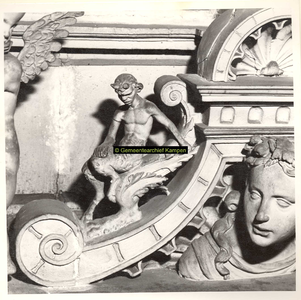 F001553 Detailfoto van een satyr (demon, half man - half bok) op de fries aan de rechterzijde, tussen het beeldje van ...