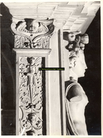 F001552 Detailfoto van het ornament aan de linkerzijde/hoek van de schouw, het vrouwenfiguur aan de voorzijde is ...