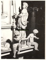 F001551 Het vrouwenfiguur Spes (de hoop) met twee cherubijntjes op de rechterhoek van de zandstenen schouw, vervaardigd ...