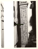 F001549 Detailfoto van het gehele ornament aan de rechterzijde, naast de karyatide (vrouw) die de schouw draagt, ...