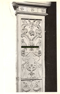 F001548 Detailfoto van het ornament rechts boven, naast de karyatide (vrouw) die de schouw draagt, vervaardigd door ...