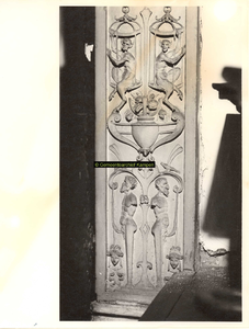 F001547 Detailfoto van het ornament rechts onder, naast de karyatide (vrouw) die de schouw draagt, vervaardigd door ...