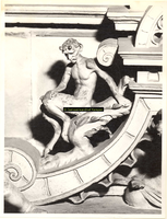 F001546 Detailfoto van een satyr (demon, half man - half bok) op de fries tussen het beeldje van de Naastenliefde ...