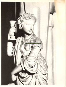 F001545 Detailfoto van het vrouwenfiguur Fides (het geloof) op de linkerhoek van de zandstenen schouw, vervaardigd door ...