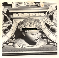 F001544 Detailfoto van een mannenhoofd op de fries kijkend naar rechts, tussen het beeldje van de Hoop (Spes) en de ...