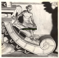 F001543 Detailfoto van een satyr (demon, half man - half bok) op de fries tussen het beeldje van de Hoop (Spes) en de ...