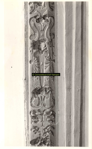 F001542 Detailfoto van een rand ornament op de zandstenen schouw, vervaardigd door beeldhouwer meester Colijn de Nole, ...