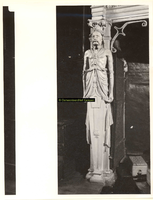 F001540 De schouw wordt aan de linkerzijde gedragen door een herme (man), vervaardigd door beeldhouwer meester Colijn ...