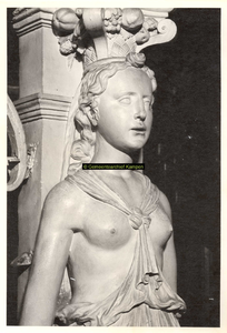 F001539 Detailfoto van de karyatide (vrouw) aan de rechterzijde van de schouw, vervaardigd door beeldhouwer meester ...