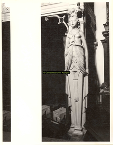 F001538 De schouw wordt aan de rechterzijde gedragen door een karyatide (vrouw), vervaardigd door beeldhouwer meester ...