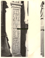 F001537 Detailfoto van het gehele ornament aan de linker zijkant, naast de herme (man) die de schouw draagt, ...