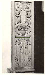 F001536 Detailfoto van het ornament linksboven aan de zijkant, naast de herme (man) die de schouw draagt, vervaardigd ...
