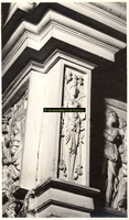 F001529 Linker hoekornament naast de reliëfs op het fries van de zandstenen schouw, vervaardigd door beeldhouwer ...