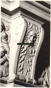 F001528 Ornament tussen de reliëfs op het fries van de zandstenen schouw, vervaardigd door beeldhouwer meester Colijn ...