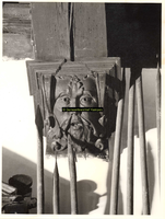 F001433 Balkensteun met ornament in de Schepenzaal van het Oude Raadhuis te Kampen, omgeven door speren.