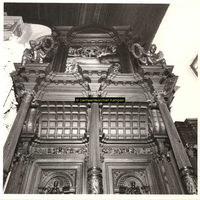 F001432 Bovenste gedeelte van het Schepengestoelte in de Schepenzaal van het Oude Raadhuis te Kampen, daarboven ...