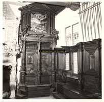 F001430 Schepengestoelte in de Schepenzaal van het Oude Raadhuis te Kampen, daarboven het schilderij het Laatste ...