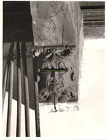 F001427 Balkensteun met ornament in de Schepenzaal van het Oude Raadhuis te Kampen, links daarvan een viertal speren.