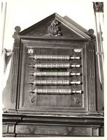 F001425 Bord met 5 zogenaamde brandspuiten in de Schepenzaal van het Oude Raadhuis te Kampen.