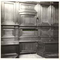 F001424 Deur in de lambrizering van de Schepenzaal in het Oude Raadhuis te Kampen.