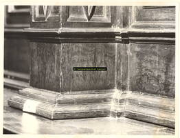F001414 Detailfoto van de lambrizering in de Schepenzaal van het Oude Raadhuis te Kampen.